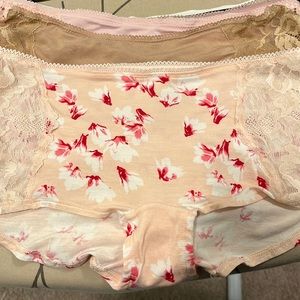 Set a four Soma embraceable boy shorts